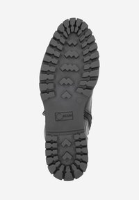Semelle de botte en caoutchouc noir avec des crampons profonds pour l'adhérence, présentant un motif en zigzag et un logo proéminent. Design durable et texturé.