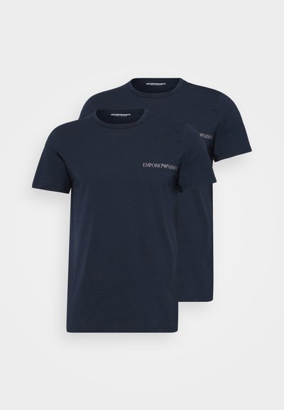 Sötétkék pamut pólók környakú dizájnban, bal mellen egy kis fehér "EMPORIO ARMANI" logóval és rövid ujjakkal.