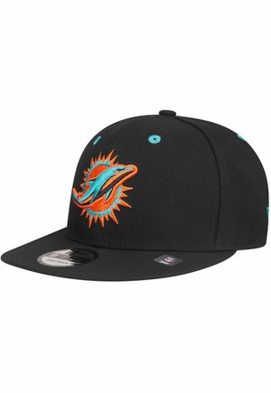 Schwarze Kappe mit einem gestickten Miami Dolphins-Logo in Türkis und Orange. Sie hat einen flachen Schirm und Belüftungsöffnungen.