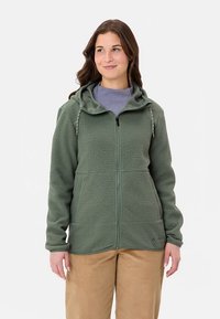 Groene fleecejas met een rits aan de voorkant, capuchon en trekkoorden. Heeft twee voorzakken en een gestructureerde stof voor extra warmte.