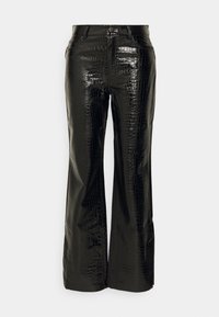 Zwarte glanzende faux krokodillenleren broek met een hoge taille en een wijd gesneden pijp, tegen een plain witte achtergrond.