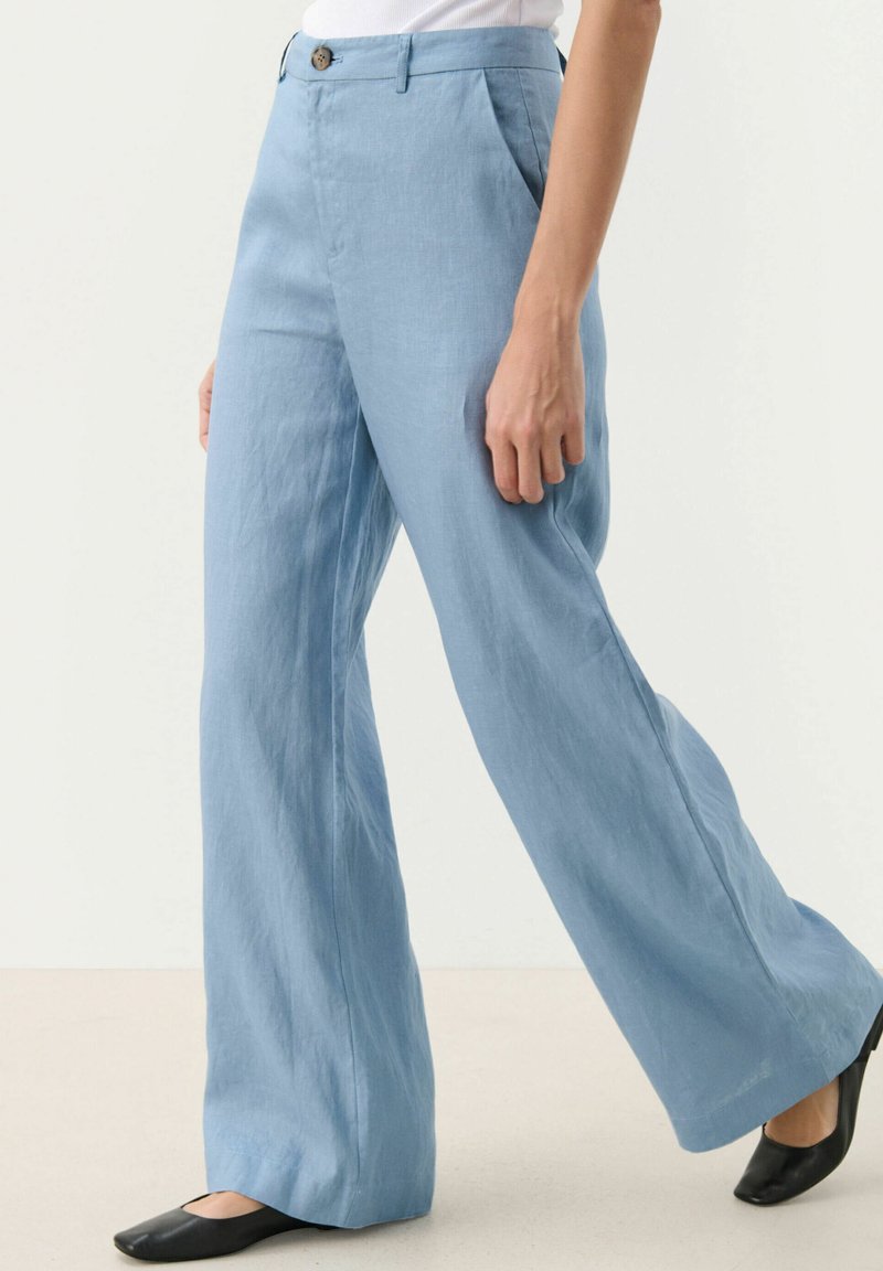 Lichtblauwe linnen broek met een relaxed fit, hoge taille, zijzakken en een enkele knoopsluiting. Rechte pijpen met minimale textuur.