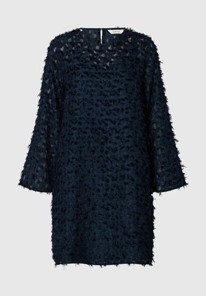 Marinblå klänning med en texturerad, fjädrande design, trekvartslånga ärmar och rund halsringning; har en nyckelhålöppning i ryggen.
