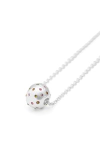 Sølv halskæde med en rund vedhæng prydet med multifarvede sten i et prikket mønster, fastgjort til en delikat kæde.