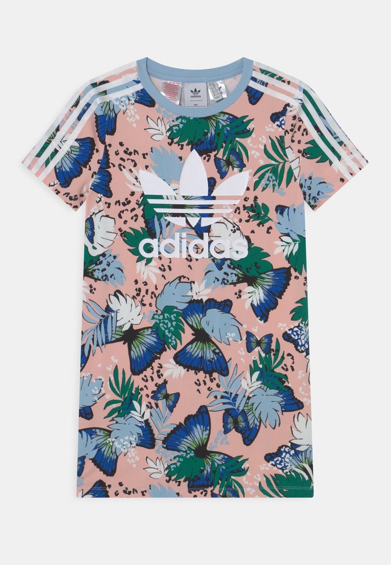 T-shirt rose à manches courtes avec un motif floral et de papillons, arborant un logo Adidas blanc et trois bandes blanches sur les épaules.