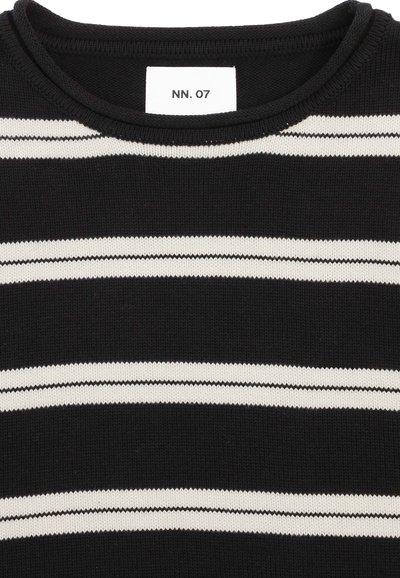 Czarny sweter z dzianiny z białymi poziomymi paskami oraz białą metką wewnątrz kołnierza z napisem "NN. 07".