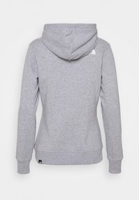 Sweat à capuche gris clair avec manches longues, poignets et ourlet côtelés, et petit logo blanc près de l’épaule au dos.