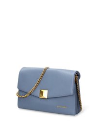 Pochette in pelle azzurro chiaro con tracolla a catena dorata, caratterizzata da una fibbia geometrica dorata e un design piatto. Logo impresso sul davanti.