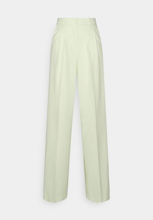Pantalon large vert clair à taille haute, avec plis avant, texture lisse et passants de ceinture. Design ajusté et structuré.