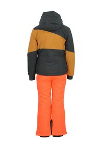Combinaison de neige avec une veste noire et beige à capuche et au design en blocs de couleurs, associée à un pantalon orange vif. Texture lisse, sans logos visibles.