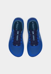 Ζευγάρι μπλε και ναυτικά παπούτσια για τρέξιμο με κορδόνια και τη σήμανση "Ultra Running" στις πέλματα, σε θέα από πάνω πάνω σε λευκό φόντο.