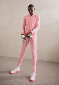 adidas Sportswear ESSENTIALS 3-STRIPES - Treniņtērps - semi pink spark/white