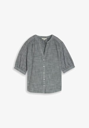 Blouse à carreaux grise pour femme avec manches bouffantes trois-quarts, boutonnage sur le devant et col rond avec une petite découpe en V.