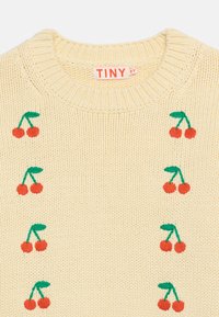 Εκρού πλεκτό πουλόβερ με κόκκινη κεντητή κερασάκια σε δύο κατακόρυφες στήλ ες και στρογγυλή λαιμόκοψη με ριμπ ύφανση.