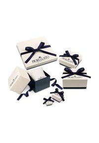 Set di cinque scatole regalo in crema e blu navy, con nastri. La scatola più grande è quadrata con una base blu navy, e una scatola è aperta che rivela un cuscino bianco all'interno.