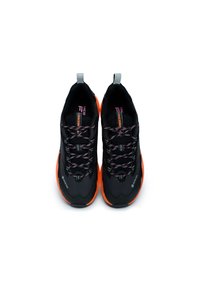 Zapatos ligeros de color negro con suelas naranjas, parte superior de malla texturizada y cordones con patrón. Cuenta con tiradores y la marca GORE-TEX.