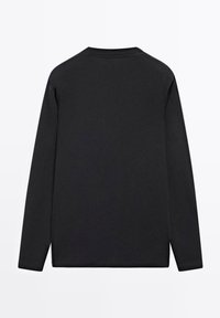 Langærmet sort t-shirt lavet af bomuld, med rund hals, ensartet design og lige kant uden synlige mønstre eller accenter.