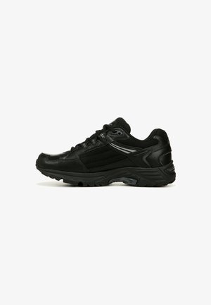 Scarpa sportiva nera caratterizzata da una combinazione di materiali sintetici lisci e rete, design con lacci, suola testurizzata e sottili accenti riflettenti.