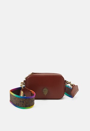 Pequeño bolso bandolera rectangular de cuero marrón con emblema dorado y correa ancha con rayas de arcoíris que presenta un patrón de monograma marrón.