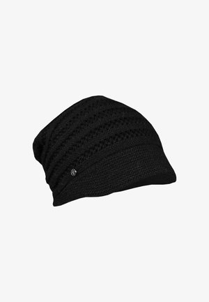 Berretto di lana nera lavorato a maglia con motivi testurizzati e piccolo emblema argentato del marchio su sfondo bianco solido.