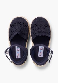Námornícky modré espadrilky s tkaninovým zvrškom, vlnitým okrajom, nastaviteľným remienkom okolo členku a podrážkou obalenou jútom.