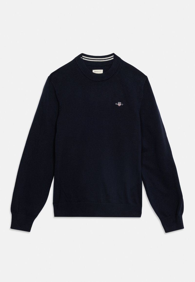 Μακρυμάνικο πουλόβερ σε ναυτικό μπλε με στρογγυλή λαιμόκοψη, ριμπ μανσέτες και τελείωμα, μικρό κεντημένο λογότυπο στο αριστερό στήθος και ριγέ εσωτερικό λαιμό.