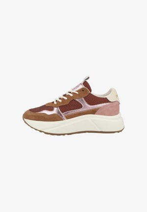 Bruine en roze mesh en suède sneaker met witte veters, dikke witte zool en beige hielstuk, zijaanzicht op een witte achtergrond.
