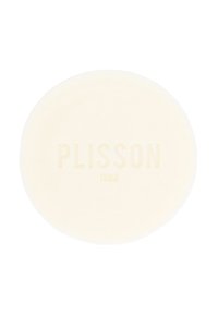 Runde, cremefarbene Rasierseife mit eingeprägtem Text "PLISSON 1808" in einem dezenten, hellen Farbton, die eine glatte, glänzende Oberfläche aufweist.