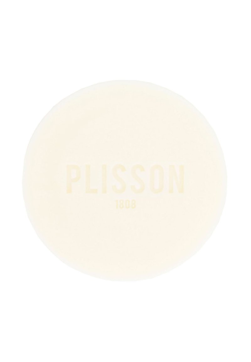 Runde, cremefarbene Rasierseife mit eingeprägtem Text "PLISSON 1808" in einem dezenten, hellen Farbton, die eine glatte, glänzende Oberfläche aufweist.