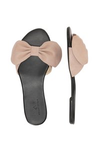 Sandale din suede roz deschis, cu un detaliu mare sub formă de fundă în față. Talpă plată neagră, cu textură netedă și design minimalist.