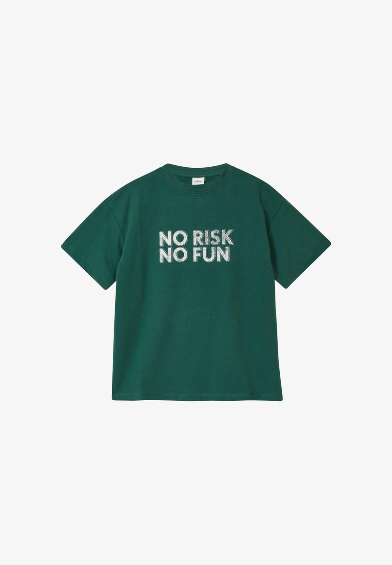Ciemnozielony T-shirt z krótkim rękawem, z białym napisem "NO RISK NO FUN" na przodzie, z okrągłym dekoltem, luźny krój.