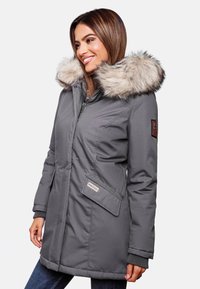 Grijze parka met een nepbont capuchon, ritsopening, zijzakken en een merkpatch op de mouw. Glad materiaal en een gemiddelde lengte.