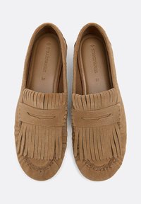 Mocassini in suede marrone con dettagli frangiati e punta cucita alla mocassina, taglia 37, marca Stradivarius.