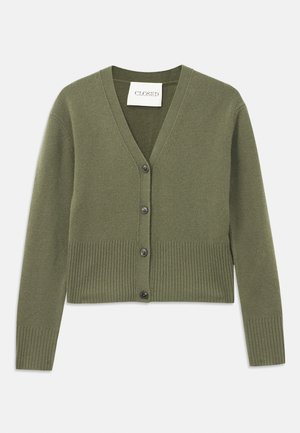 Olivengrøn strikket cardigan med dyb V-hals, ribbede manchetter og kant samt fem sorte knapper foran. Blød tekstur og cropped design.