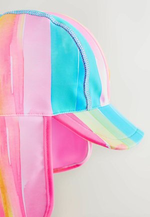 Bunte Kappe mit breiter Krempe, die einen Farbverlauf von Pink, Blau und Gelbstreifen zeigt. Der Stoff wirkt glatt, mit kontrastierenden Nähten.
