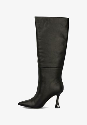 Botte noire en cuir, montante jusqu'au genou, avec un bout pointu et un talon sculpté. Texture lisse, design sans couture avec un éclat subtil.