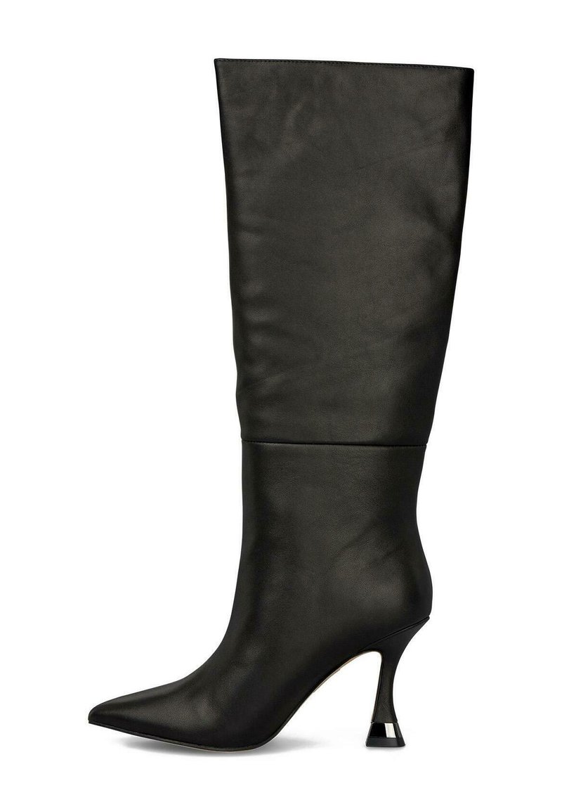 Bota negra de cuero hasta la rodilla con punta afilada y tacón esculpido. Textura suave, diseño sin costuras con un brillo sutil.