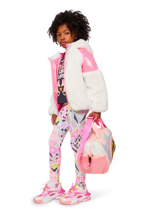 Weiße und rosa Kunstpelzjacke, gemusterte Leggings in Pastellfarben, rosa Schuhe und eine durchsichtige Tasche mit einem rosa Riemen.