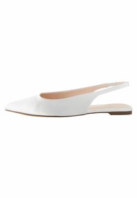 Valged slingback plätud terava ninaga. Valmistatud siledast materjalist, omavad minimaliseeritud disaini ja elastset rihma kandadel.