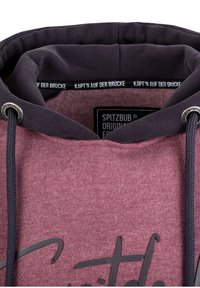 Maroon Kapuzenpulli mit einem dunkelgrauen Innenfutter und schwarzen Kordeln. Verfügt über einen auffälligen schwarzen Grafikdruck und ein Etikett am Hals.