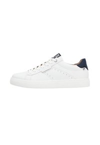 Sneaker bianco in pelle con un linguetta blu navy sul tallone, design perforato sui lati, punta rotonda e suola piatta in gomma con un branding discreto.