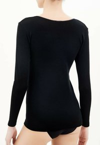 Maglia nera a maniche lunghe realizzata in un tessuto morbido e elasticizzato. Presenta un collo ampio e una forma aderente, senza motivi o decorazioni visibili.