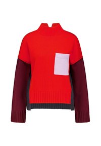 Rode en donker bordeaux gebreide trui met een hoge kraag, voorzien van een lichtpaarse patch zak en geribbelde manchetten en zoom.