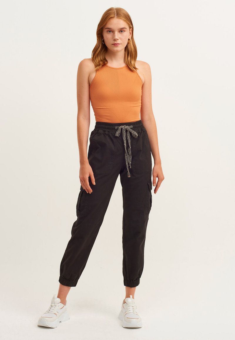 Damen Chinos | OXXO MIT ENGEN BEINABSCHLÜSSEN Cargohose black/schwarz - WM95657 Damen Chinos | OXXO MIT ENGEN BEINABSCHLÜSSEN Cargohose black/schwarz - WM95657