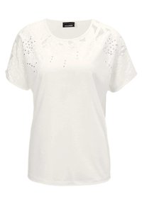 Witte t-shirt met korte mouwen, voorzien van een getextureerd bloemenontwerp op de schouders en decoratieve heldere studs nabij de halslijn.