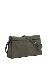 Rechteckige, olivgrüne Wildleder-Crossbody-Tasche mit flachem Design, verstellbarem Tragegurt und silbernen Hardware-Akzenten am Verschluss.