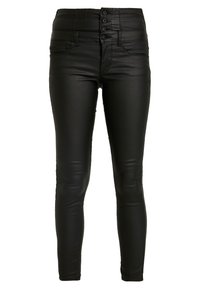 Zwarte faux leren high-waisted broek met vijf-knoopsluiting, slim fit en flexibele stof; beschikt over zijzakken en gestikte details.