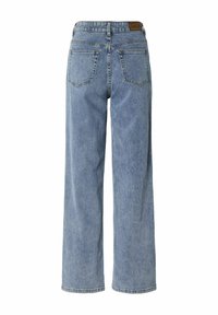 Jeans de pierna ancha en un tono azul claro con una cintura alta, que cuentan con un diseño clásico de cinco bolsillos y una etiqueta de cuero marrón en la parte posterior.