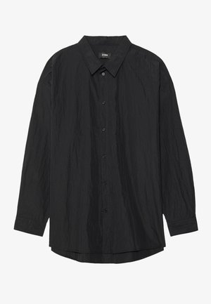 Zwarte, langmouwenshirt gemaakt van gestructureerd materiaal. Voorzien van een knoopsluiting aan de voorkant, een puntige kraag en een gebogen onderrand met subtiele kreukels.