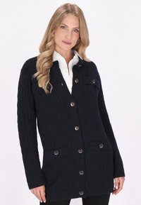 Cardigan navale a maglia cable-knit, con chiusura a bottone, due tasche frontali e dettagli in metallo argentato. Tessuto morbido, maniche lunghe.
